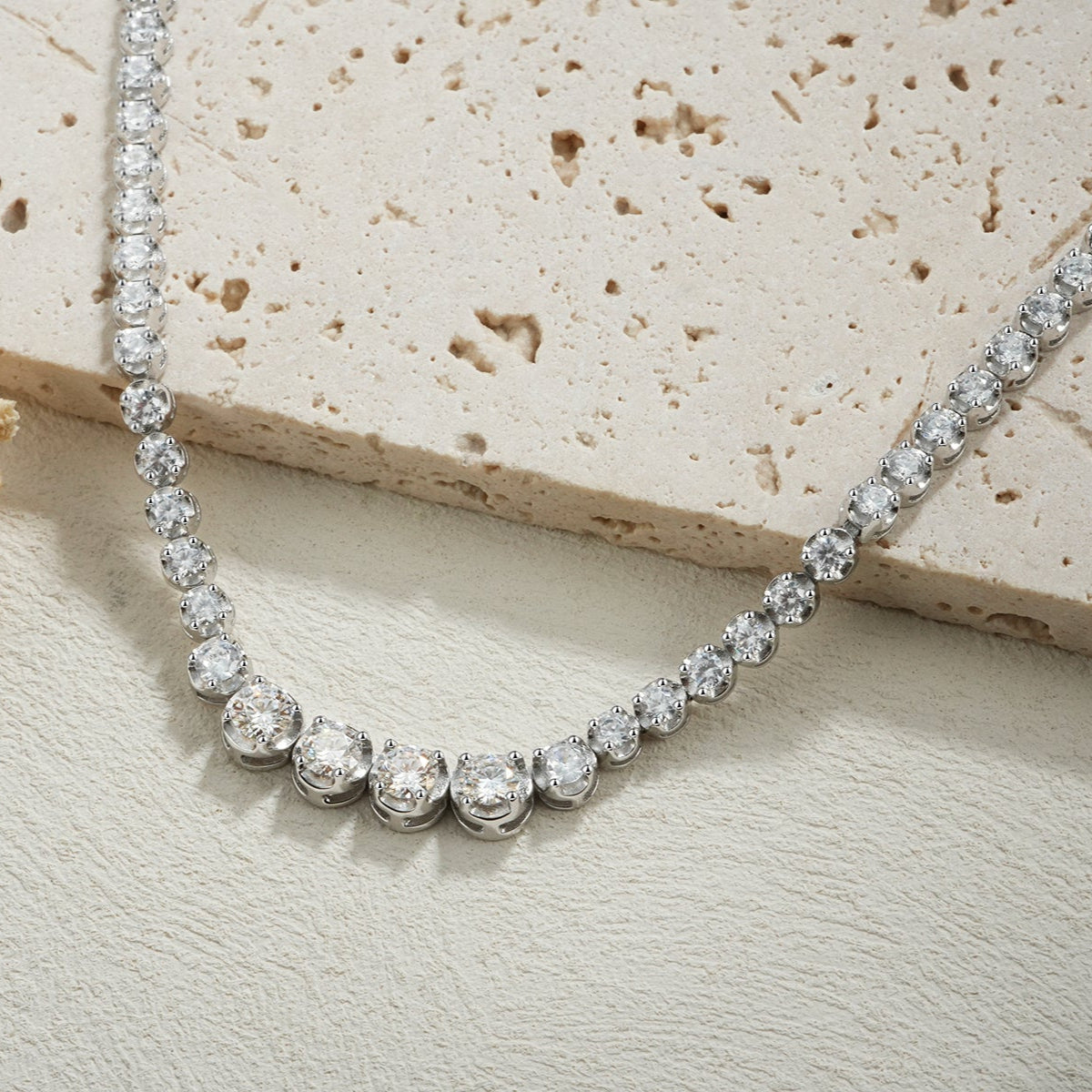 Glojewels White Round Cut Collarbone Moissanite Adjustable Tennis Necklace