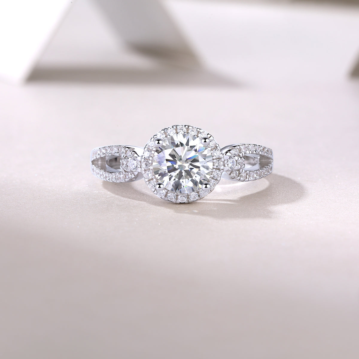 Glojewels Knot Design White Sapphire 1ct Moissanite Round Cut Silver Ring