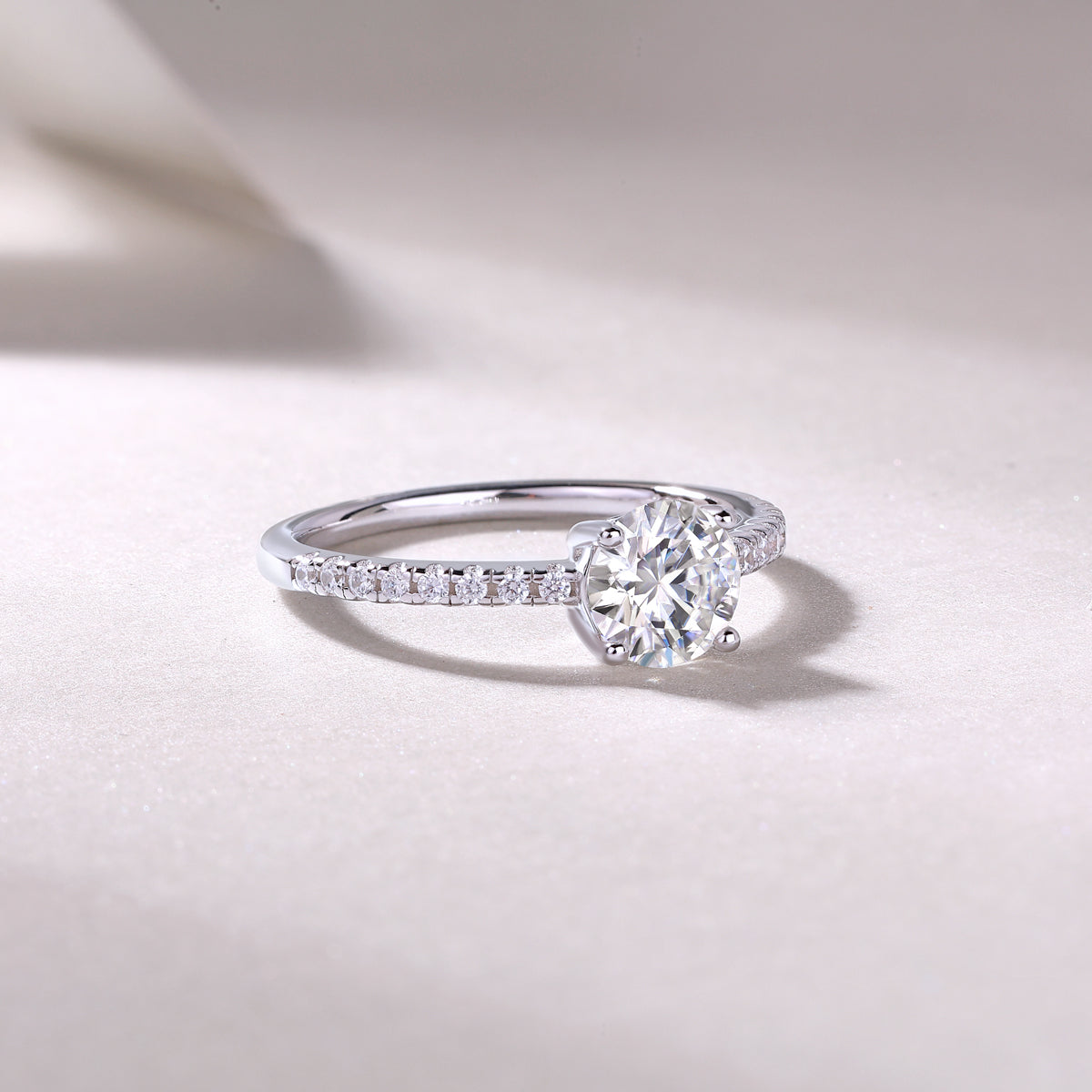 Glojewels Simple White Sapphire 1ct Moissanite Round Cut Silver Ring