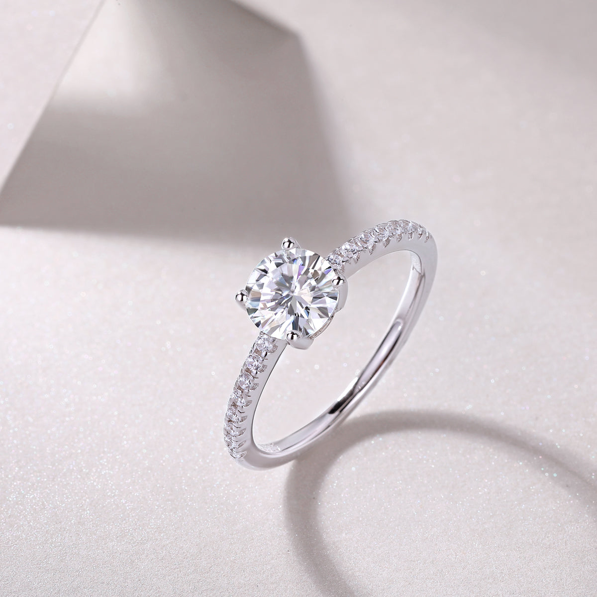 Glojewels Simple White Sapphire 1ct Moissanite Round Cut Silver Ring