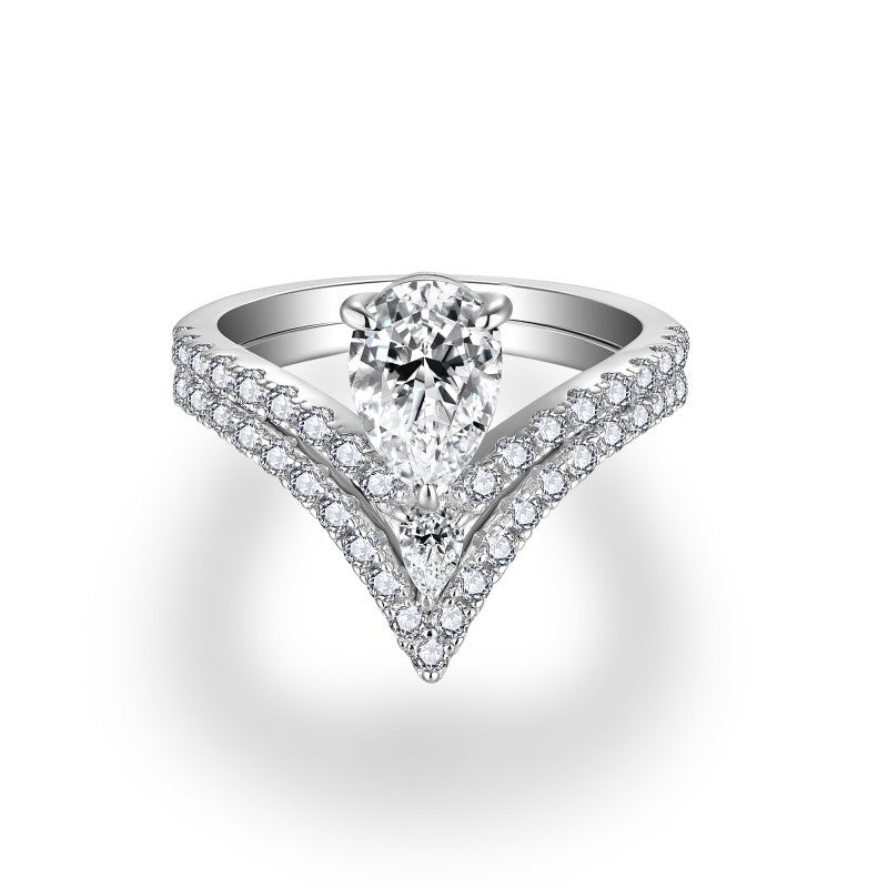 Glojewels 2pcs V-shape 1.5ct White Moissanite Pear Cut Silver Ring Set