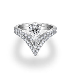 Glojewels 2pcs V-shape 1.5ct White Moissanite Pear Cut Silver Ring Set