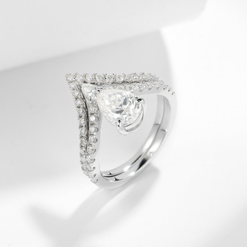 Glojewels 2pcs V-shape 1.5ct White Moissanite Pear Cut Silver Ring Set