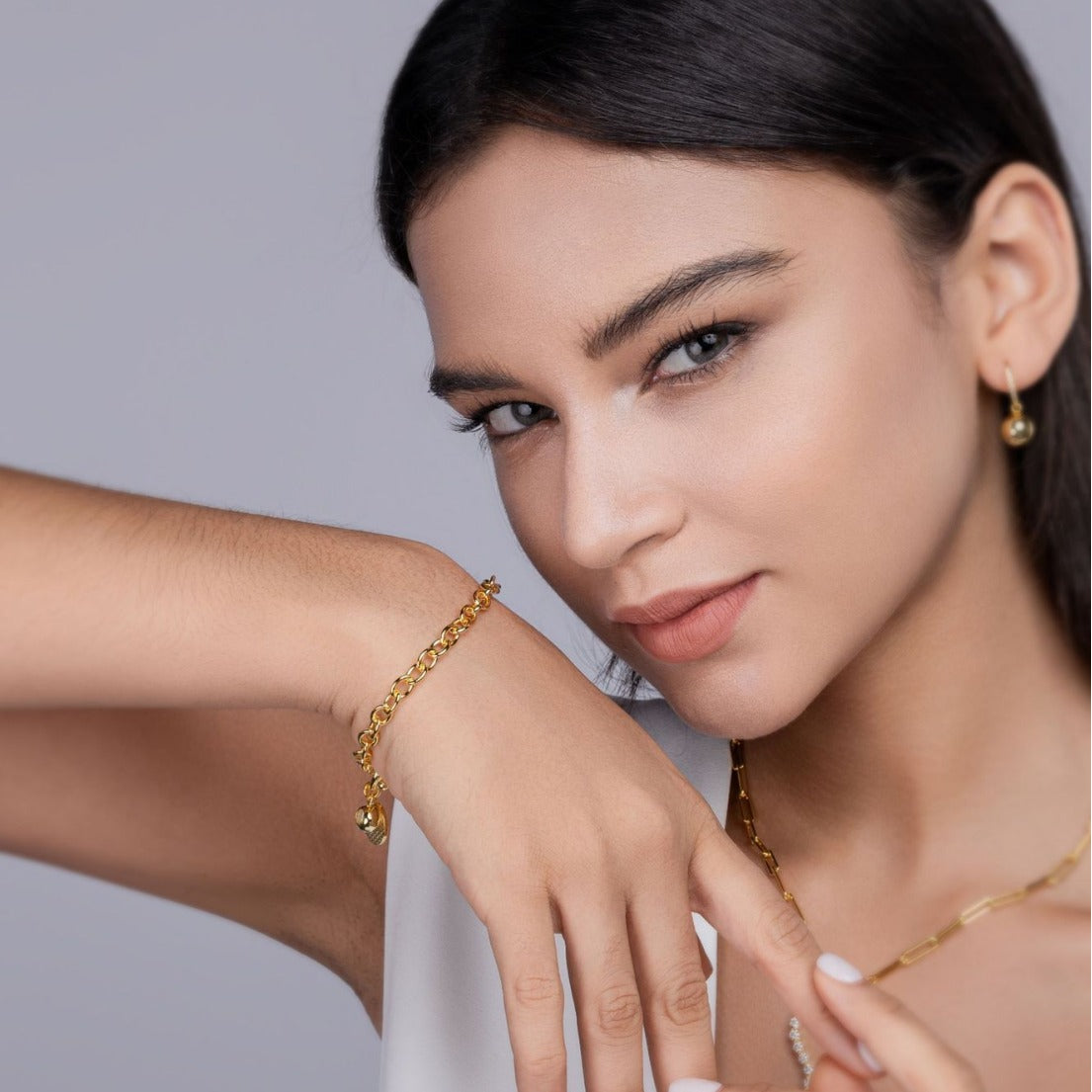 Glojewels Gold Round Tag 1ct White Moissanite Round Cut Silver Chain Bracelet