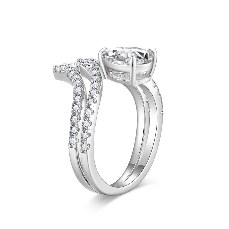 Glojewels 2pcs V-shape 1.5ct White Moissanite Pear Cut Silver Ring Set