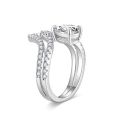 Glojewels 2pcs V-shape 1.5ct White Moissanite Pear Cut Silver Ring Set