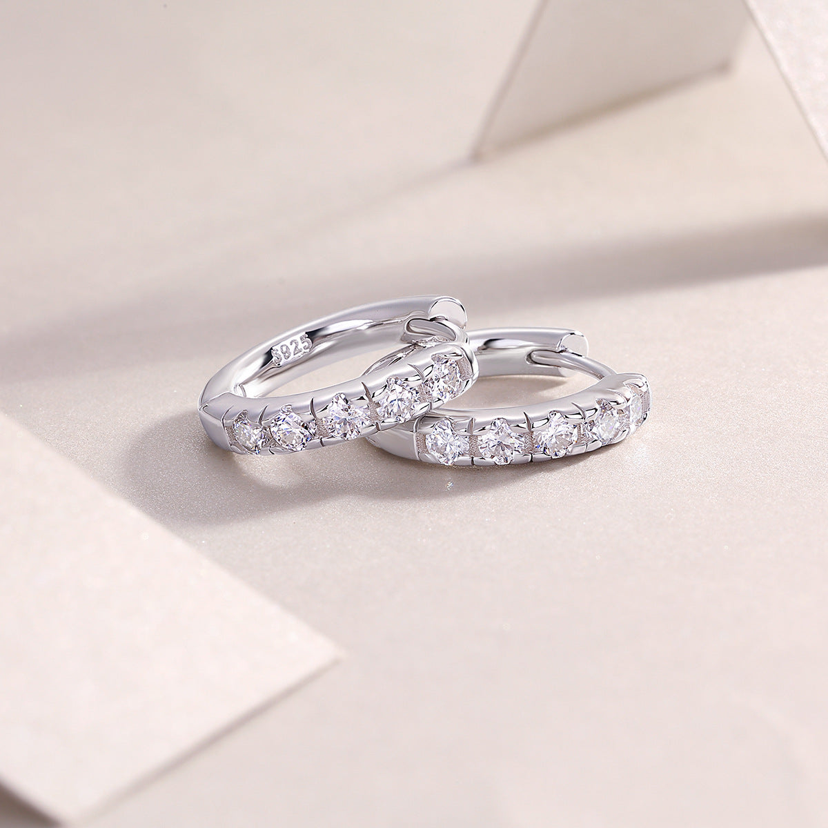 Glojewels Classic White Round Cut Moissanite Clip Earring