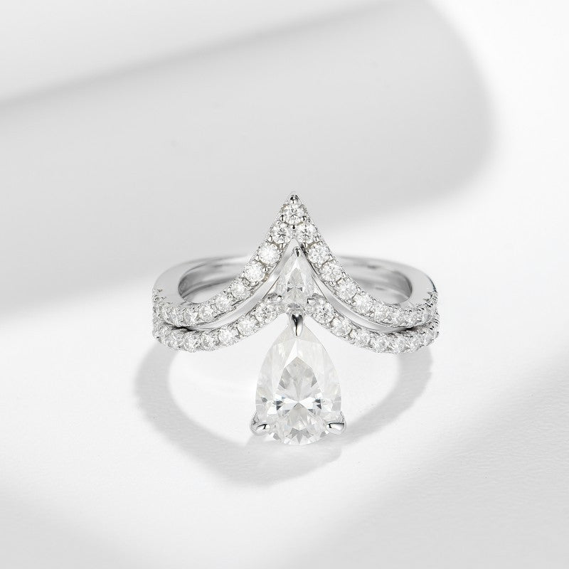Glojewels 2pcs V-shape 1.5ct White Moissanite Pear Cut Silver Ring Set