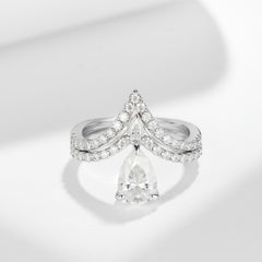 Glojewels 2pcs V-shape 1.5ct White Moissanite Pear Cut Silver Ring Set