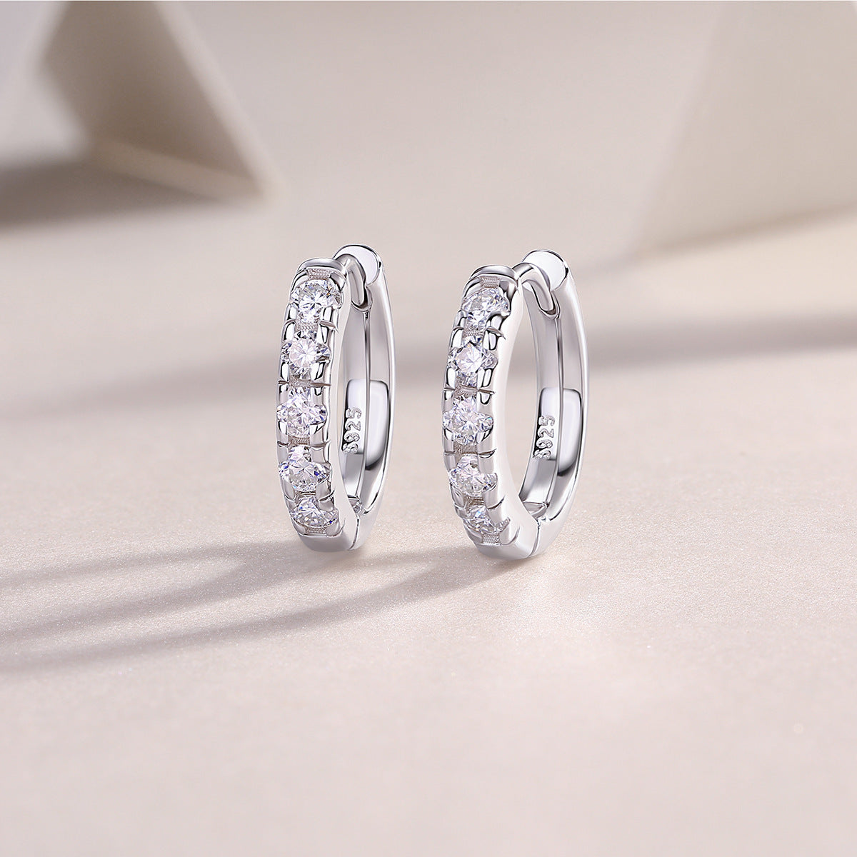 Glojewels Classic White Round Cut Moissanite Clip Earring